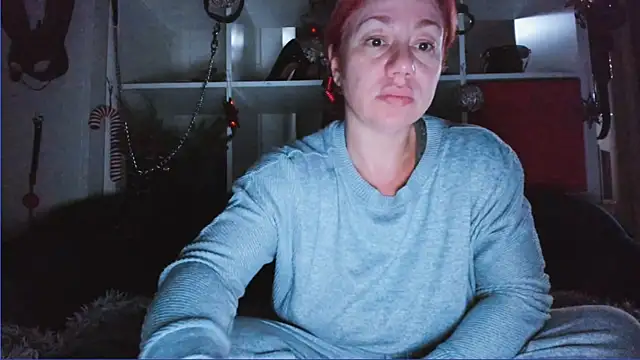 Snapshot of Ella__Kross chatting on 12/19/24, 05:29 Ella Kross online show from 12/19/24, 05:29