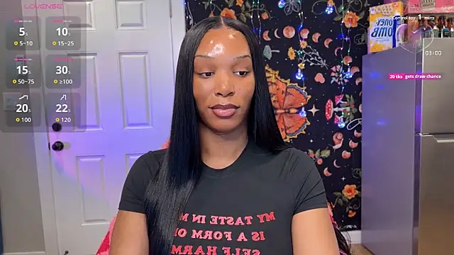 Snapshot of ItalyNayoir chatting on 09/25/25, 06:11 ItalyNayoir online show from 09/25/25, 06:11