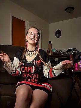 Izzy Hellbourne online show from 06/05/26, 07:08