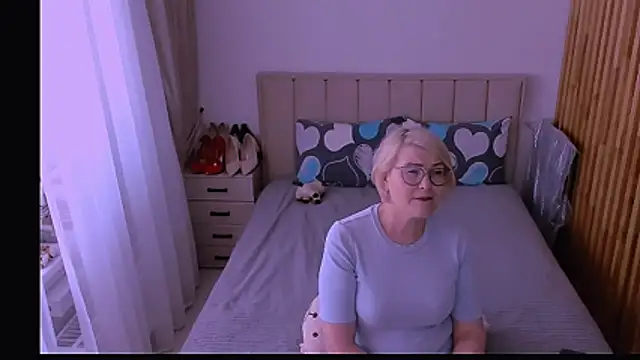 Snapshot of sabrinamacmarren chatting on 05/13/26, 02:03 sabrinamacmarren online show from 05/13/26, 02:03