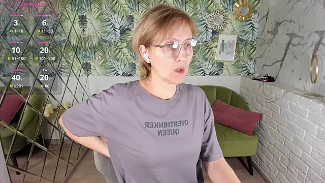 Snapshot of Paris_Cherry chatting on 12/21/25, 06:04 Paris Cherry online show from 12/21/25, 06:04