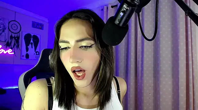 Snapshot of charlottesexxx chatting on 01/28/25, 02:11 charlottesexxx online show from 01/28/25, 02:11