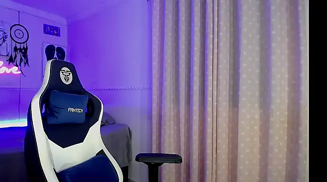 Snapshot of charlottesexxx chatting on 03/12/25, 11:44 charlottesexxx online show from 03/12/25, 11:44