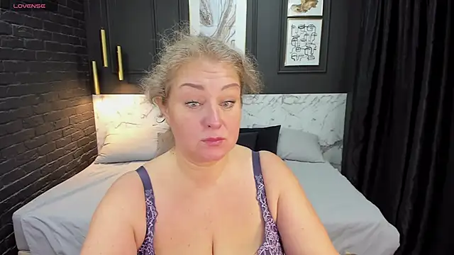Snapshot of JenniferLight chatting on 12/22/24, 01:11 JenniferLight online show from 12/22/24, 01:11