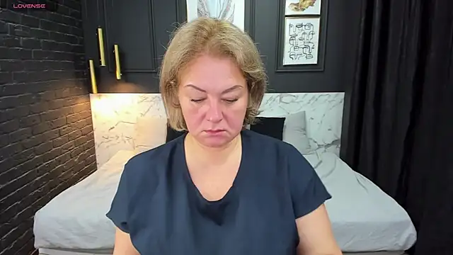 Snapshot of JenniferLight chatting on 02/22/25, 01:13 JenniferLight online show from 02/22/25, 01:13