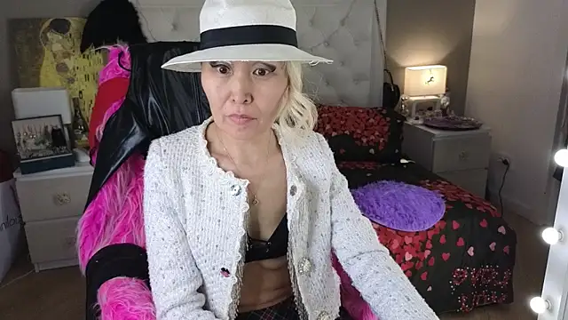 RoxalanaStar online show from 06/19/26, 10:19