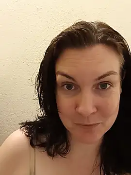 Snapshot of DesreRose chatting on 06/04/26, 05:08 DesreRose online show from 06/04/26, 05:08