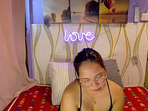 Snapshot of BURBERRY69 chatting on 03/06/26, 01:35 BURBERRY69 online show from 03/06/26, 01:35