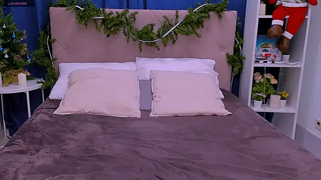 Snapshot of Janie_JJ_Curvie chatting on 12/22/25, 02:41 Janie JJ Curvie online show from 12/22/25, 02:41