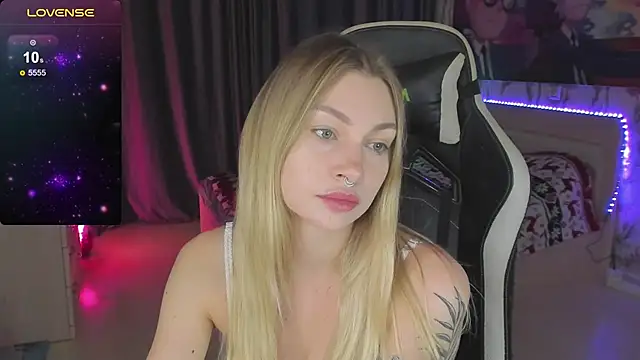 Snapshot of BiMolly chatting on 12/08/24, 09:19 BiMolly online show from 12/08/24, 09:19