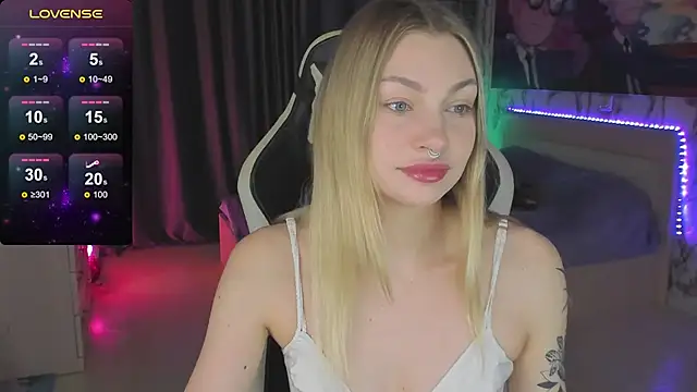 Snapshot of BiMolly chatting on 12/10/24, 02:05 BiMolly online show from 12/10/24, 02:05