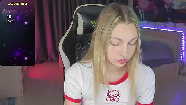 Snapshot of BiMolly chatting on 12/12/24, 12:05 BiMolly online show from 12/12/24, 12:05