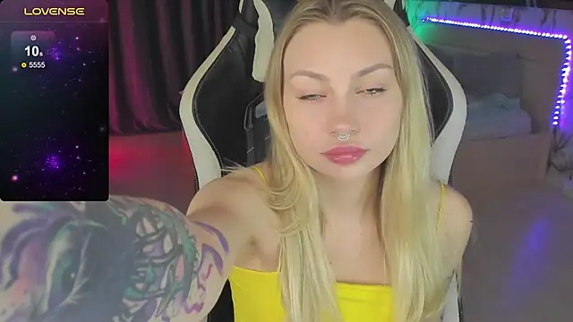 Snapshot of BiMolly chatting on 12/16/24, 02:25 BiMolly online show from 12/16/24, 02:25