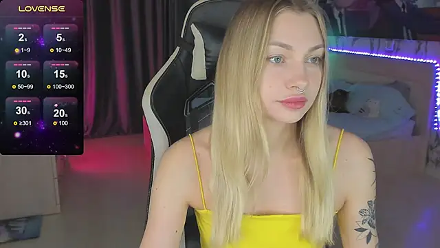 Snapshot of BiMolly chatting on 12/18/24, 02:53 BiMolly online show from 12/18/24, 02:53