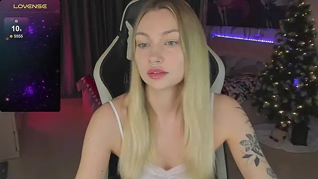 Snapshot of BiMolly chatting on 01/04/25, 05:05 BiMolly online show from 01/04/25, 05:05