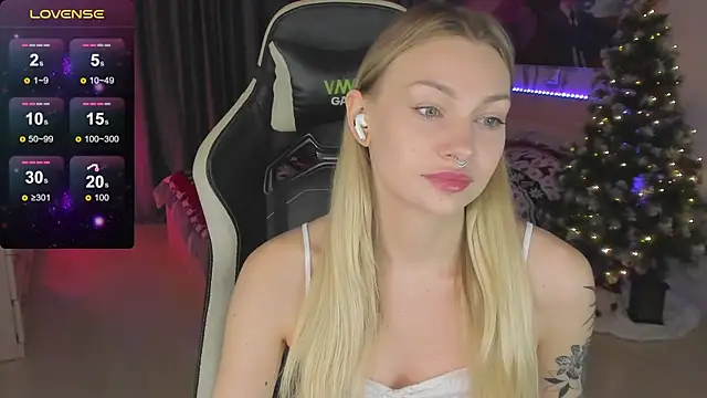 Snapshot of BiMolly chatting on 01/04/25, 09:20 BiMolly online show from 01/04/25, 09:20