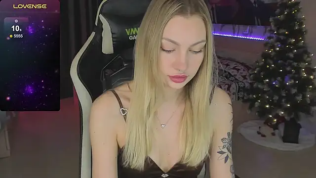 Snapshot of BiMolly chatting on 01/09/25, 11:02 BiMolly online show from 01/09/25, 11:02