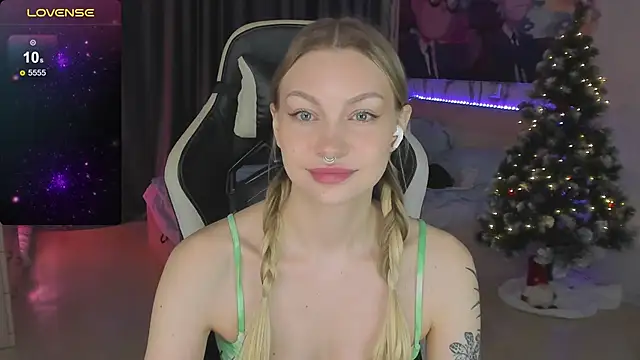 Snapshot of BiMolly chatting on 02/15/25, 12:37 BiMolly online show from 02/15/25, 12:37