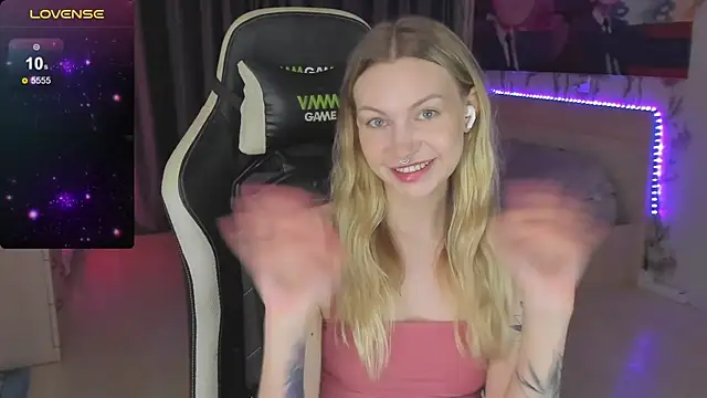 Snapshot of BiMolly chatting on 03/12/25, 11:12 BiMolly online show from 03/12/25, 11:12