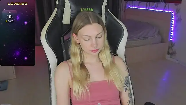 Snapshot of BiMolly chatting on 03/13/25, 04:16 BiMolly online show from 03/13/25, 04:16