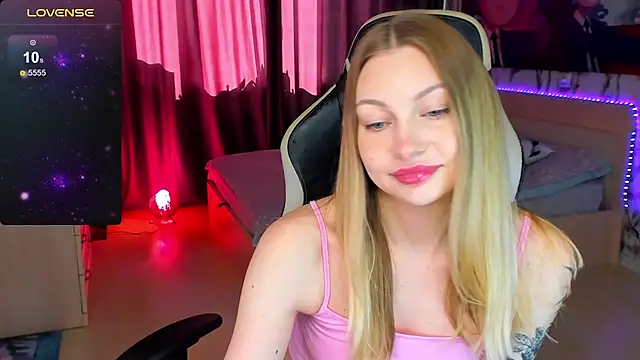 Snapshot of BiMolly chatting on 09/13/25, 08:47 BiMolly online show from 09/13/25, 08:47