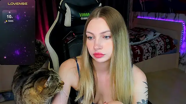 Snapshot of BiMolly chatting on 09/30/25, 10:15 BiMolly online show from 09/30/25, 10:15