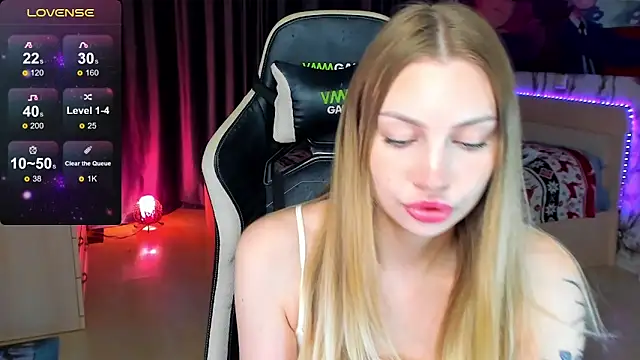 Snapshot of BiMolly chatting on 10/02/25, 12:39 BiMolly online show from 10/02/25, 12:39