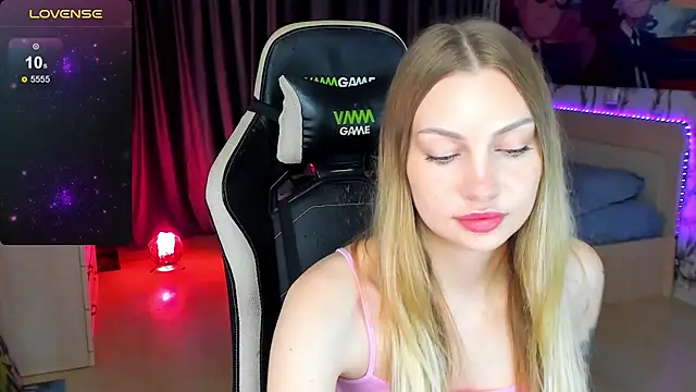 Snapshot of BiMolly chatting on 10/14/25, 06:31 BiMolly online show from 10/14/25, 06:31