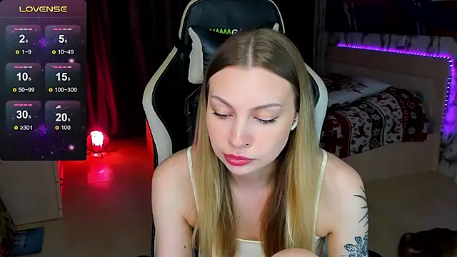 Snapshot of BiMolly chatting on 10/15/25, 08:53 BiMolly online show from 10/15/25, 08:53