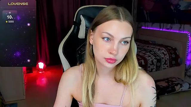 Snapshot of BiMolly chatting on 10/16/25, 08:59 BiMolly online show from 10/16/25, 08:59