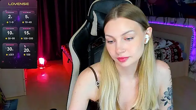 Snapshot of BiMolly chatting on 10/17/25, 04:31 BiMolly online show from 10/17/25, 04:31