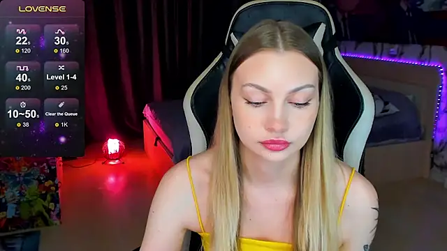 Snapshot of BiMolly chatting on 10/19/25, 03:23 BiMolly online show from 10/19/25, 03:23