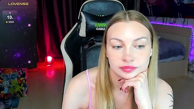 Snapshot of BiMolly chatting on 10/25/25, 04:46 BiMolly online show from 10/25/25, 04:46