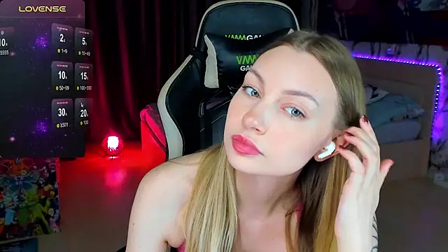 Snapshot of BiMolly chatting on 10/28/25, 12:25 BiMolly online show from 10/28/25, 12:25