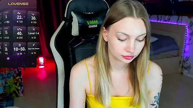 Snapshot of BiMolly chatting on 11/09/25, 02:37 BiMolly online show from 11/09/25, 02:37