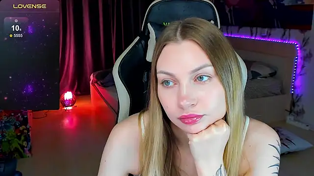 Snapshot of BiMolly chatting on 11/15/25, 03:19 BiMolly online show from 11/15/25, 03:19