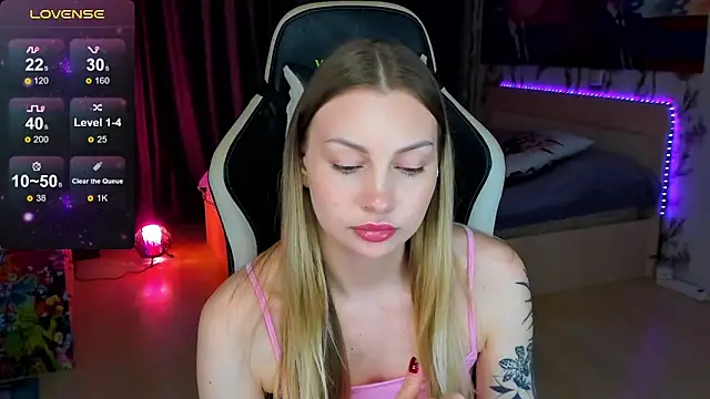 Snapshot of BiMolly chatting on 11/19/25, 06:30 BiMolly online show from 11/19/25, 06:30