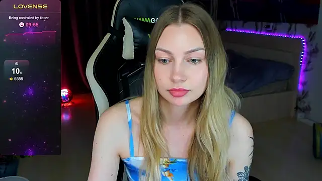 Snapshot of BiMolly chatting on 11/27/25, 02:57 BiMolly online show from 11/27/25, 02:57