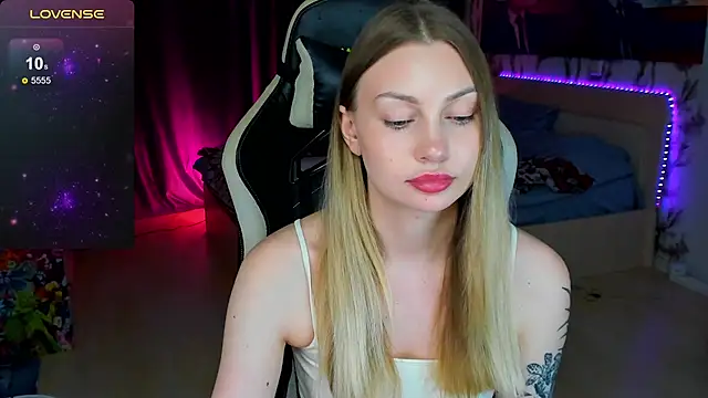 Snapshot of BiMolly chatting on 12/05/25, 03:09 BiMolly online show from 12/05/25, 03:09