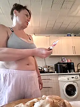 Snapshot of _lady_red_ chatting on 03/11/25, 02:07 lady red online show from 03/11/25, 02:07