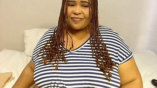 Snapshot of zandile chatting on 09/30/25, 01:05 zandile online show from 09/30/25, 01:05