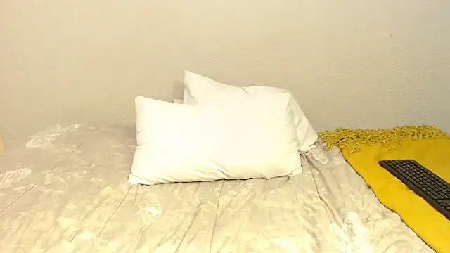 Snapshot of zandile chatting on 10/19/25, 04:51 zandile online show from 10/19/25, 04:51