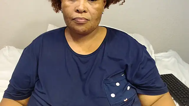 Snapshot of zandile chatting on 11/16/25, 08:14 zandile online show from 11/16/25, 08:14