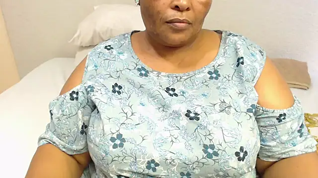 Snapshot of zandile chatting on 12/16/25, 12:43 zandile online show from 12/16/25, 12:43