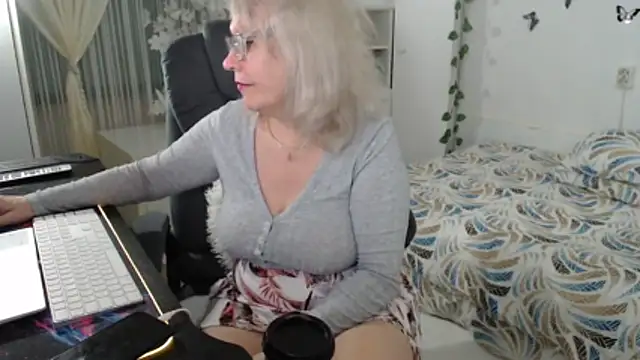 Snapshot of Ghertrude52 chatting on 03/27/26, 04:51 Ghertrude52 online show from 03/27/26, 04:51