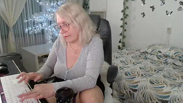 Snapshot of Ghertrude52 chatting on 04/19/26, 04:12 Ghertrude52 online show from 04/19/26, 04:12
