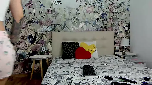 Snapshot of RoseDiamond06 chatting on 10/25/25, 06:46 RoseDiamond06 online show from 10/25/25, 06:46