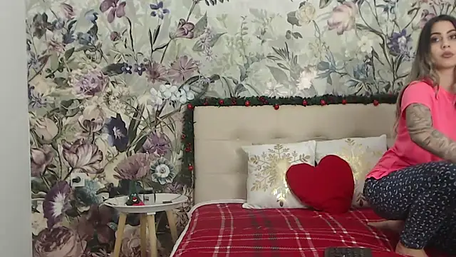 Snapshot of RoseDiamond06 chatting on 12/18/25, 02:45 RoseDiamond06 online show from 12/18/25, 02:45