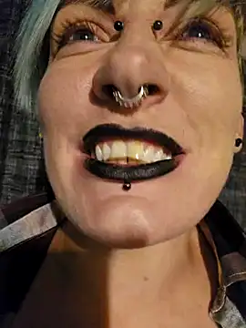 Snapshot of PinkTheHawk chatting on 12/31/24, 10:58 PinkTheHawk online show from 12/31/24, 10:58