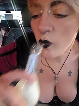 Snapshot of PinkTheHawk chatting on 01/23/25, 07:54 PinkTheHawk online show from 01/23/25, 07:54